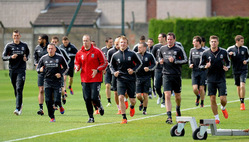 国米尤文争夺曼城后卫阿克！蓝月亮冬窗标价3500万欧（阿克冬窗标价3500万欧，国米与尤文争抢曼城中卫）