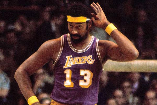 莱奥：我正在学习踢中锋，球队在场内场外都在帮助我（莱奥：正适应中锋角色，球队在场内外都在支持我）