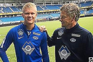 美国名记：苏亚雷斯因为无球状态下踢人被禁赛一场（美国名记称：苏亚雷斯因无球时脚踢对手被停赛一场）