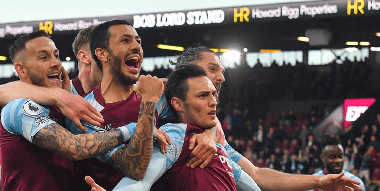 詹姆斯篮板抢断关键时刻锁定胜局（詹姆斯末段抢板断球，锁定胜局）