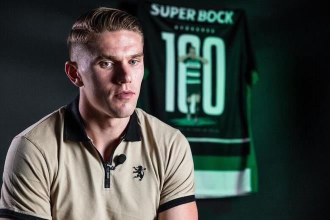 英国女歌手利帕现场观看阿根廷国家德比，并与里克尔梅合影（英国歌手利帕现身阿根廷国家德比，与里克尔梅合影留念）