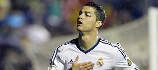 支持家乡球队，费德勒现身巴塞尔主场看台看对阵维拉的比赛（费德勒现身巴塞尔主场为家乡队助威，观战对阵维拉的比赛）