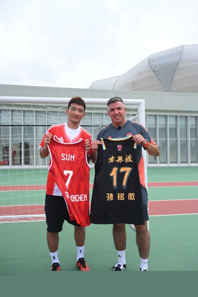 巴萨有意？德天空：努萨没解约条款，莱比锡冬窗不打算卖他（巴萨看上努萨？德天空：无解约条款，莱比锡冬窗无意放人）